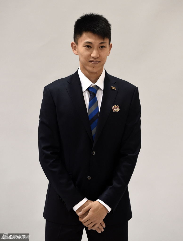 弗雷戴特在热身活动中笑容灿烂，轻松命中投篮，他的自信与精准投射是上海男篮最可靠的得分保障