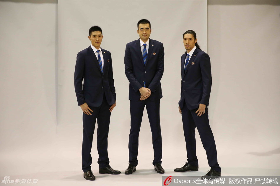 亚布塞莱在训练中单手抓球高高跃起，展现出惊人的臂展与爆发力，仿佛要撕裂对手的防线