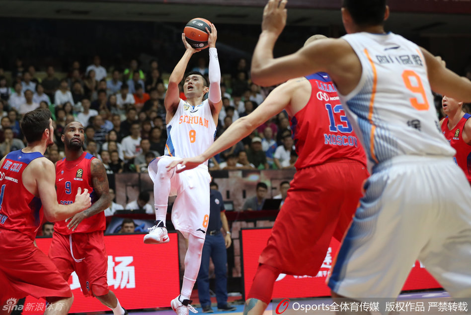 刘炜在对方高大球员的干扰下，采用骑马射箭的姿势将球抛出，身体在空中失去平衡