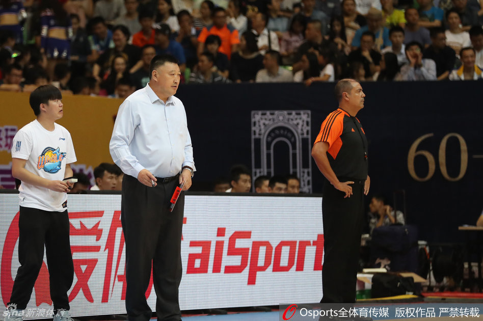 四川队主教练杨学增在场边神色严峻地指挥，面对强敌他不断通过手势提醒队员跑位