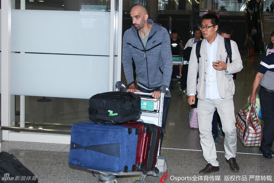 抵达南京后的阿巴斯在球员餐厅用餐，面对中餐菜肴他依然熟练地使用刀叉，脸上露出略带俏皮的微笑，显得随性而亲切。