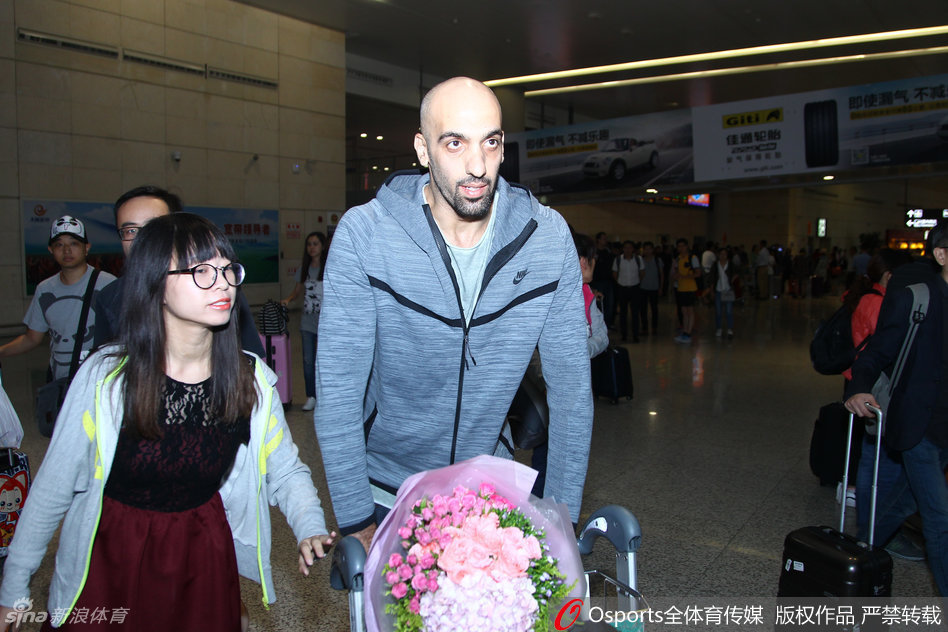 面对媒体的话筒和镜头，阿巴斯目光笃定，他平静地诉说着新赛季的目标，自信的微笑中透露出对打破质疑、续写传奇的渴望。