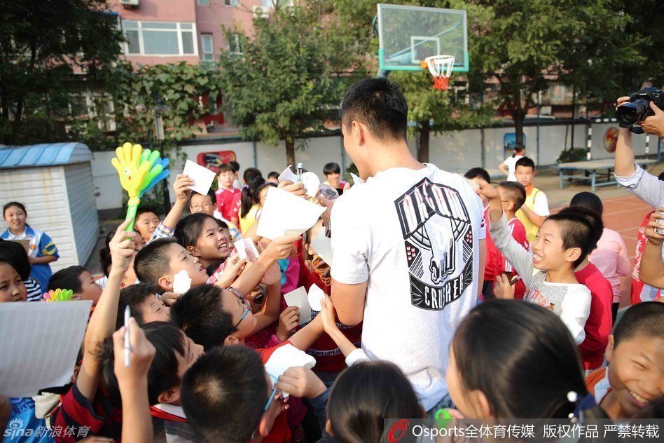 翟晓川在趣味比赛中高高跃起封盖小朋友的投篮，随后又轻轻拍了拍孩子的肩膀以示鼓励，场面既有趣又充满温情