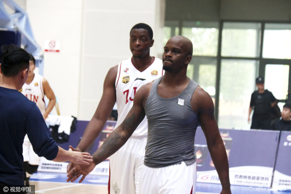 庄严的国歌声中，浙江与深圳的将士们肃穆而立，眼神中既有对胜利的渴望，也饱含着对国家的崇高敬意。