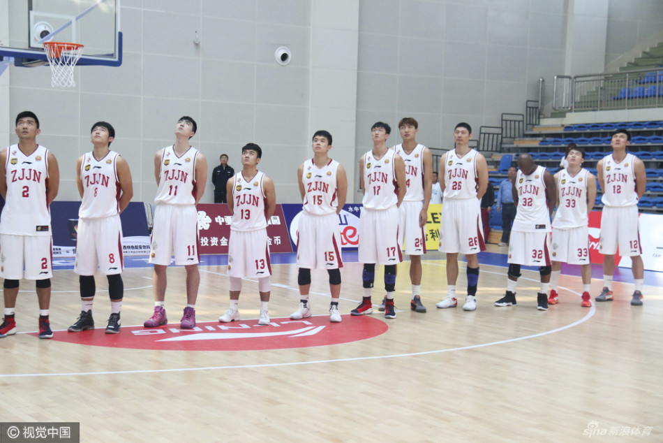 深圳队射手高高跃起，在空中微微一滞，柔和的手感将球稳稳送入篮筐。这记标志性的跳投，展现了球员扎实的基本功和强大的自信。