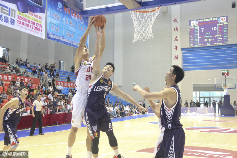 西热力江身披新疆战袍闪亮登场，他目光如炬，那股永不服输的拼劲和标志性的杀气，瞬间点燃了主场球迷的热情。