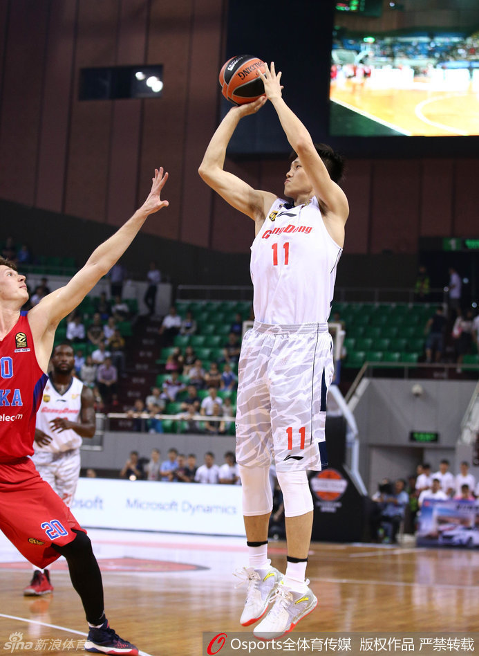 周鹏在三分线外觅得良机，他果断出手，皮球在空中划出一道彩虹般的高抛弧线，这是属于射手最美的语言，也是他冷面杀手本色的最佳写照。