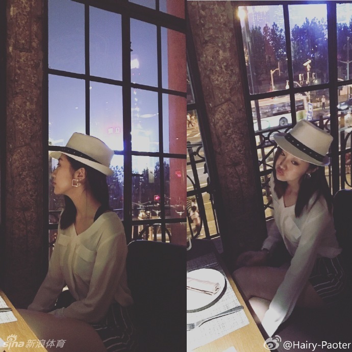 李跑与闺蜜开心合影，她扎着清爽丸子头对镜甜笑，两人并肩而立展现亲密无间的姐妹情深，画面温馨有爱。