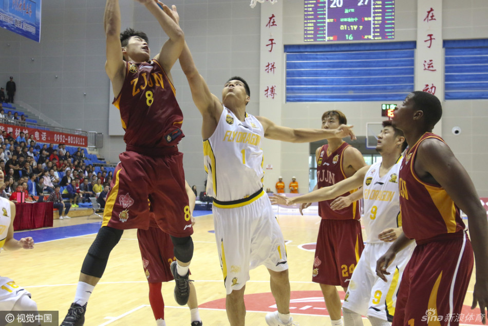 浙江外援沃伦像一道白色闪电，紧紧贴防着试图突破的北控核心麦克鲁姆，两人肌肉碰撞的火花仿佛穿透了屏幕