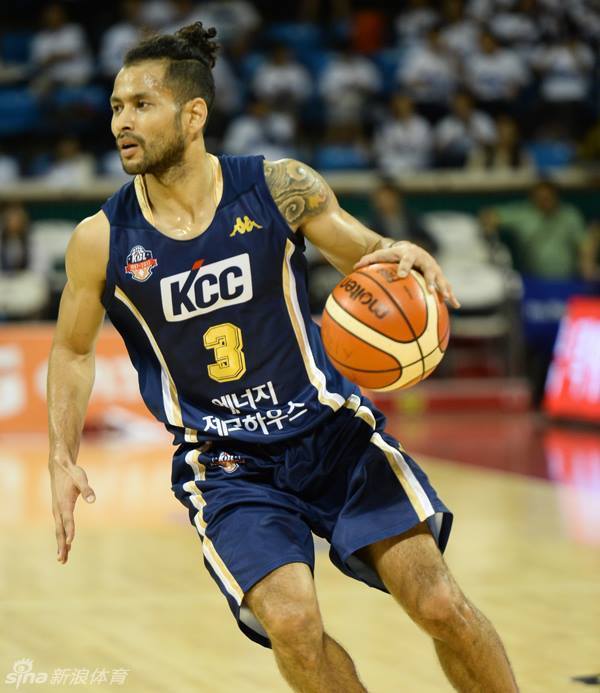 孟达在三分线外虚晃一枪，果断持球加速突破，他压低重心，迎着防守人的长臂，试图撕开对手的防线，为队友创造机会。