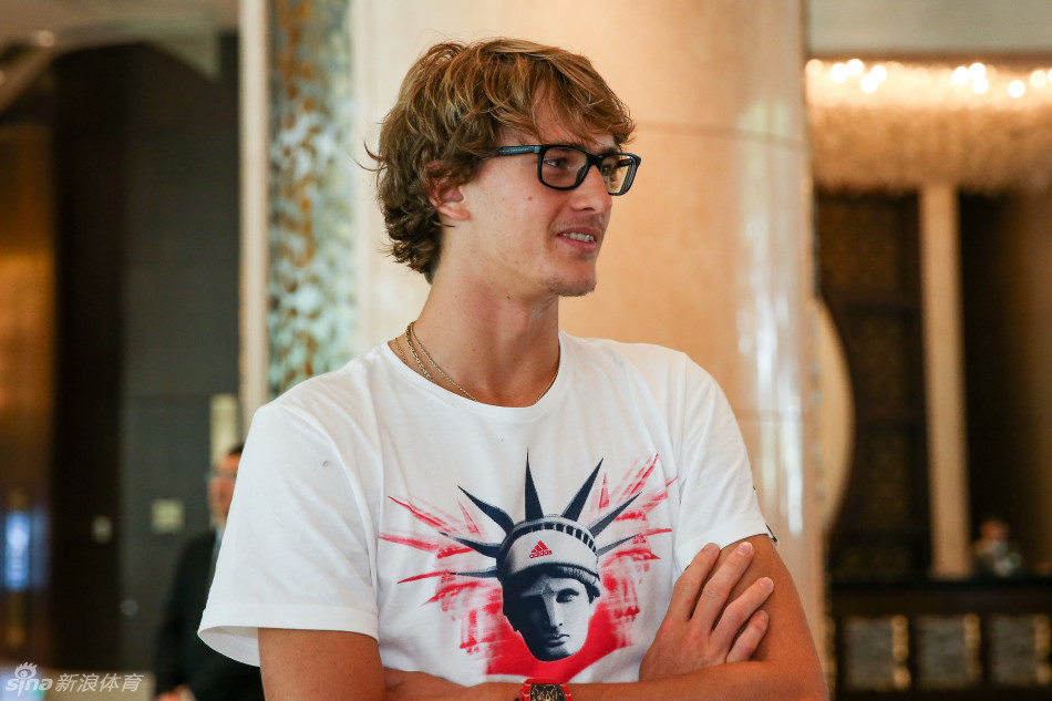 兹维列夫抵达深圳获赠大蛋糕