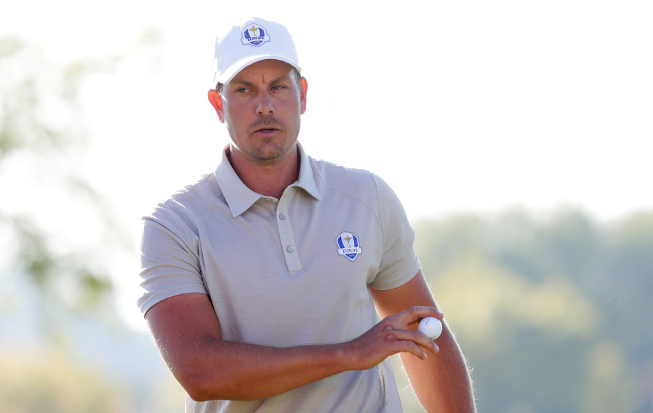 球员在沙坑中审慎处理困难球位，考验着精准的短杆技术