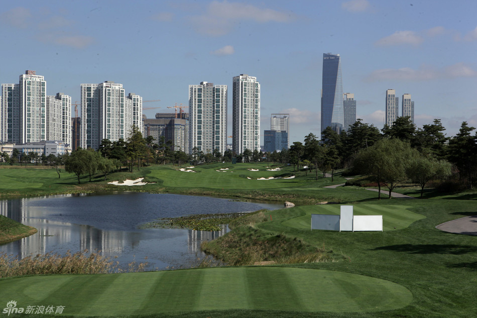 阳光洒在1号洞发球台上，一名球员正凝神准备开球，身后是开阔的球道与绵延的沙坑，挑战之旅由此启程。