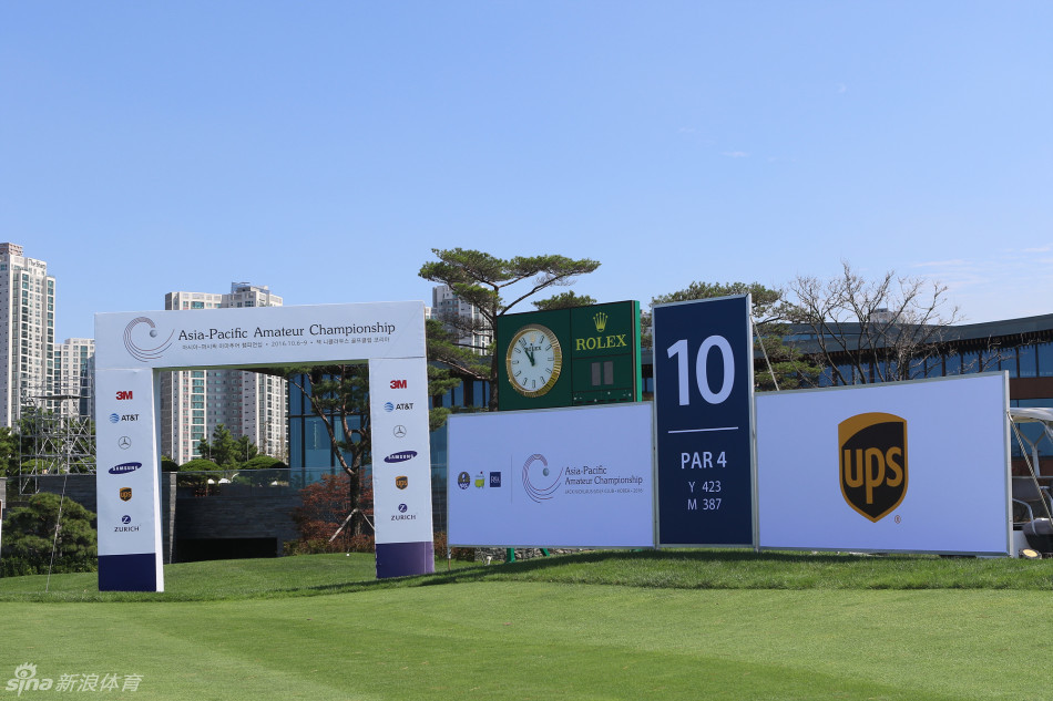 17号洞，经典的岛果岭被碧水环绕，宛如一枚翡翠勋章，是决定比赛胜负的关键战场，也是球员勇气与技术的试金石。