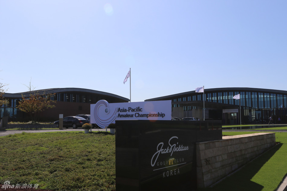 1号洞果岭上，球员正在仔细研读推杆线路，起伏的草纹与远处的会所建筑共同构成了一幅专注而宁静的比赛画卷。