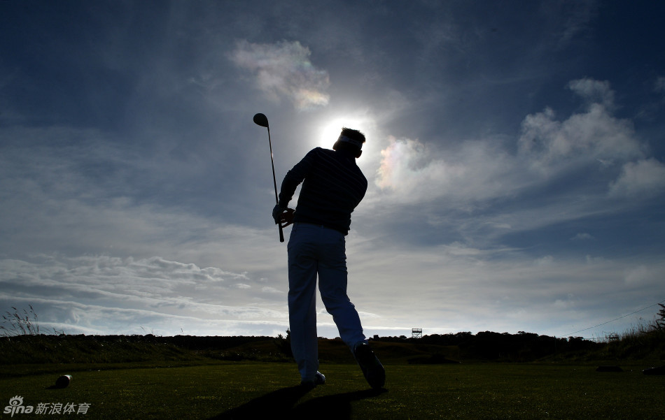 足球名将巴拉克与古利特、雷德克纳普跨界现身高尔夫球场，正专注观察开球线路，体育精神的融合在此刻生动展现