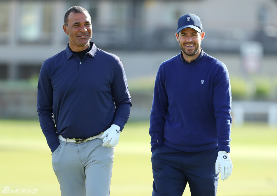 巴拉克与足球传奇古利特等人轻松候场，谈笑风生，不同领域的体育明星因高尔夫而相聚，画面和谐有趣