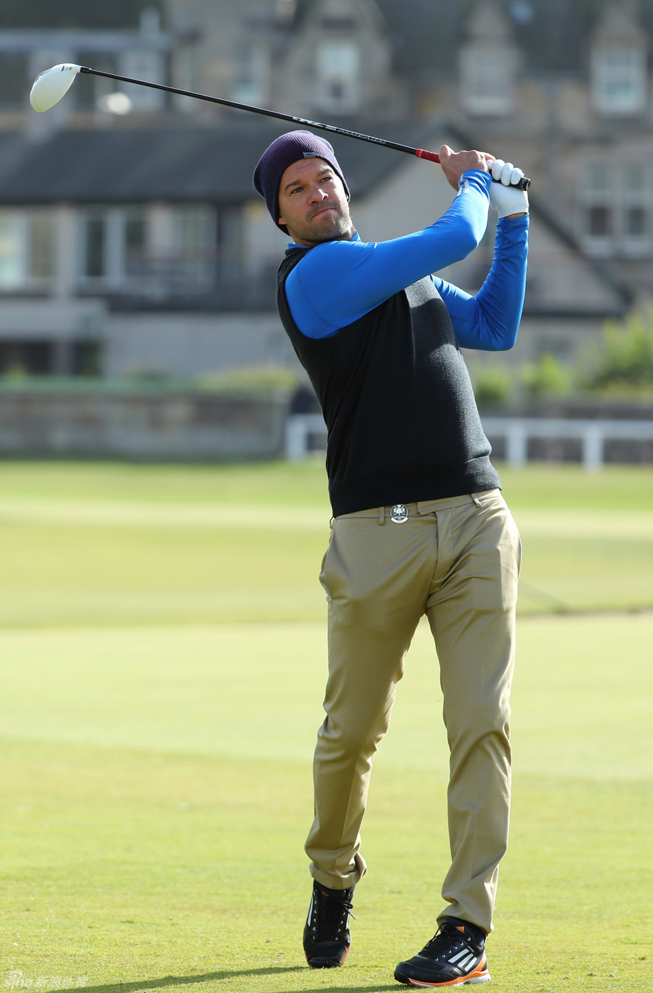 前德国国家队队长巴拉克在高尔夫场上潇洒挥杆，动作专业而充满力量，展现了其作为顶级运动员的出色运动天赋