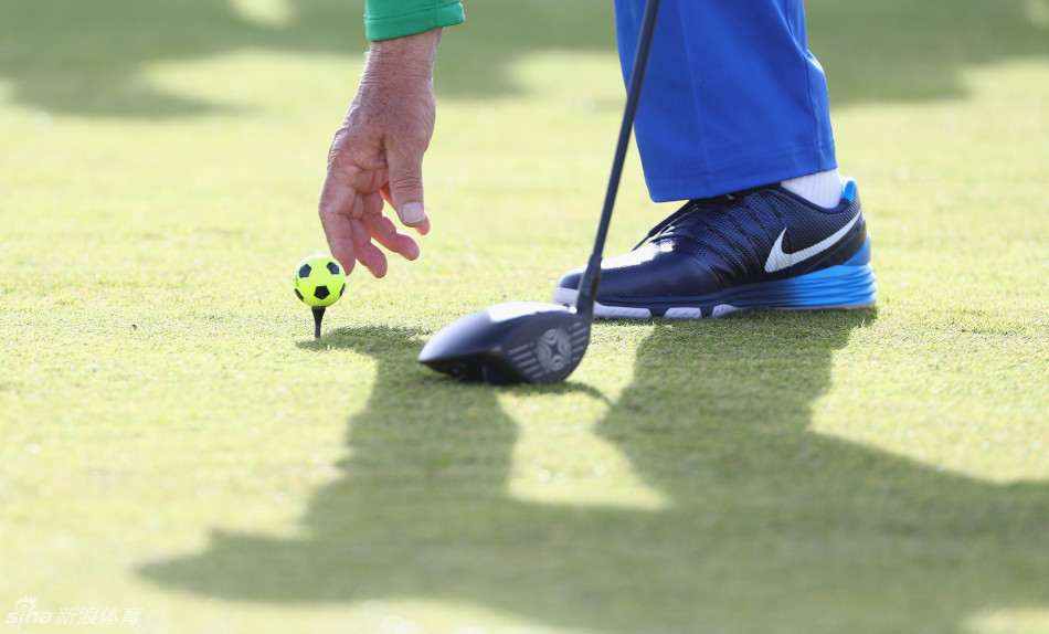 狂野的金斯班林克斯球场风貌，起伏的沙丘、深密的草丛与远方的海平面交织，展现了最原始的林克斯高尔夫景观