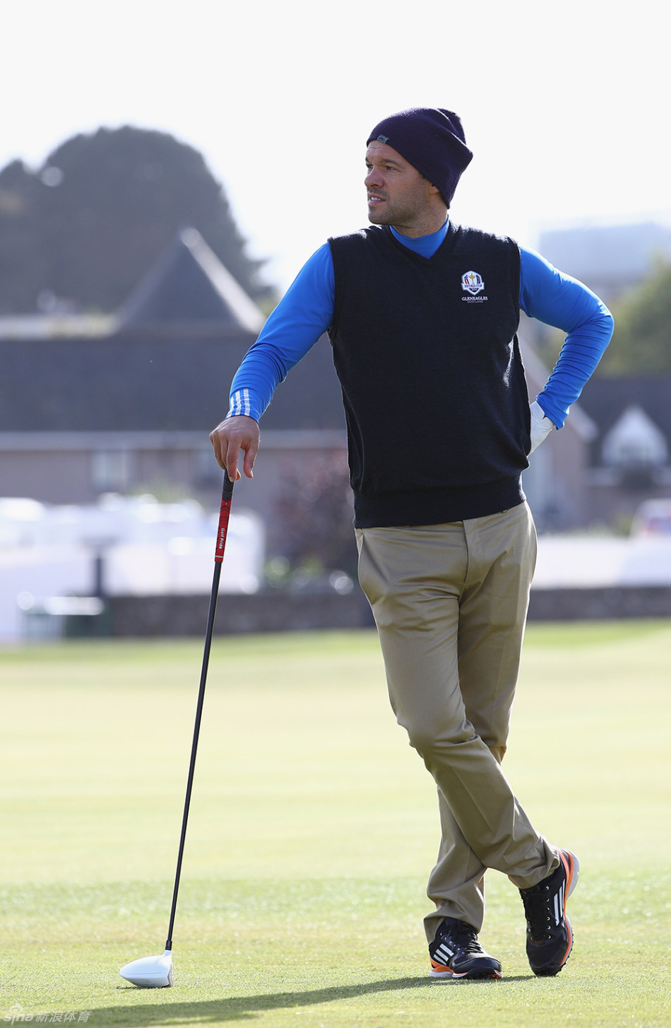 高尔夫球手索伦-克尔森在圣安德鲁斯老球场挥杆的剪影，背景是辽阔的天空与古老的土地，画面充满静谧与神圣感