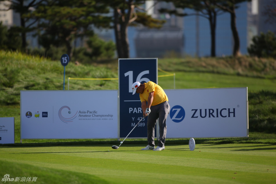 参赛选手在开阔的球道上走向下一个落点，亚太业余锦标赛为这些未来的高尔夫之星提供了广阔的舞台。