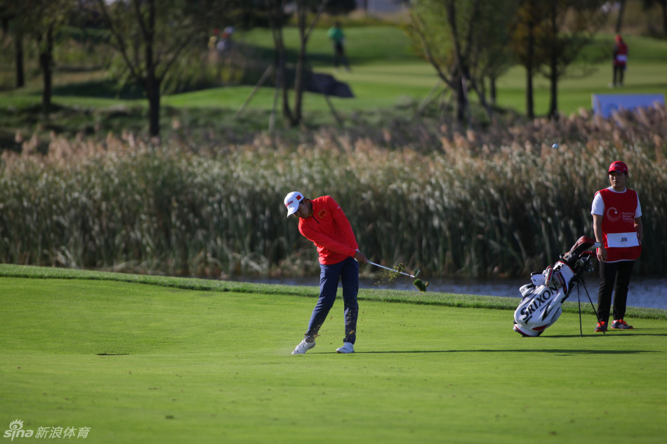 澳大利亚选手卡梅隆·戴维斯在杰克·尼克劳斯球场果岭边沉稳观察推杆线路，他以两杆优势获得首轮领先。