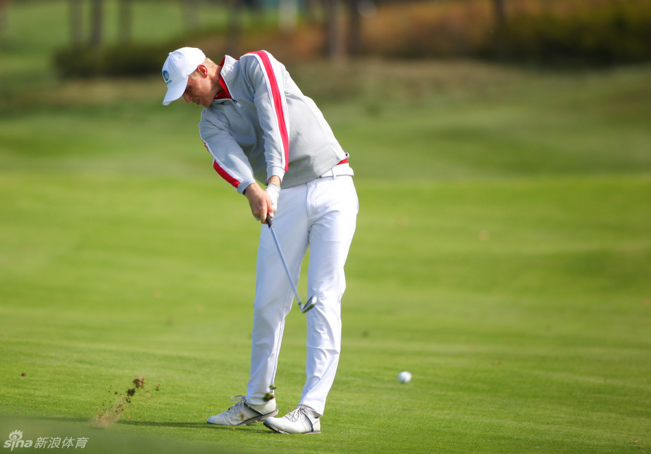 赛事记分牌前，球员与观众共同关注着首轮成绩，每一个数字背后都是汗水与策略的较量。