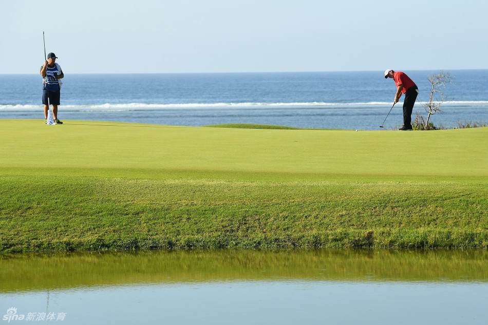观众们聚集在风景如画的第4洞三杆洞果岭旁的沙滩上,享受独特的海滨观赛体验。