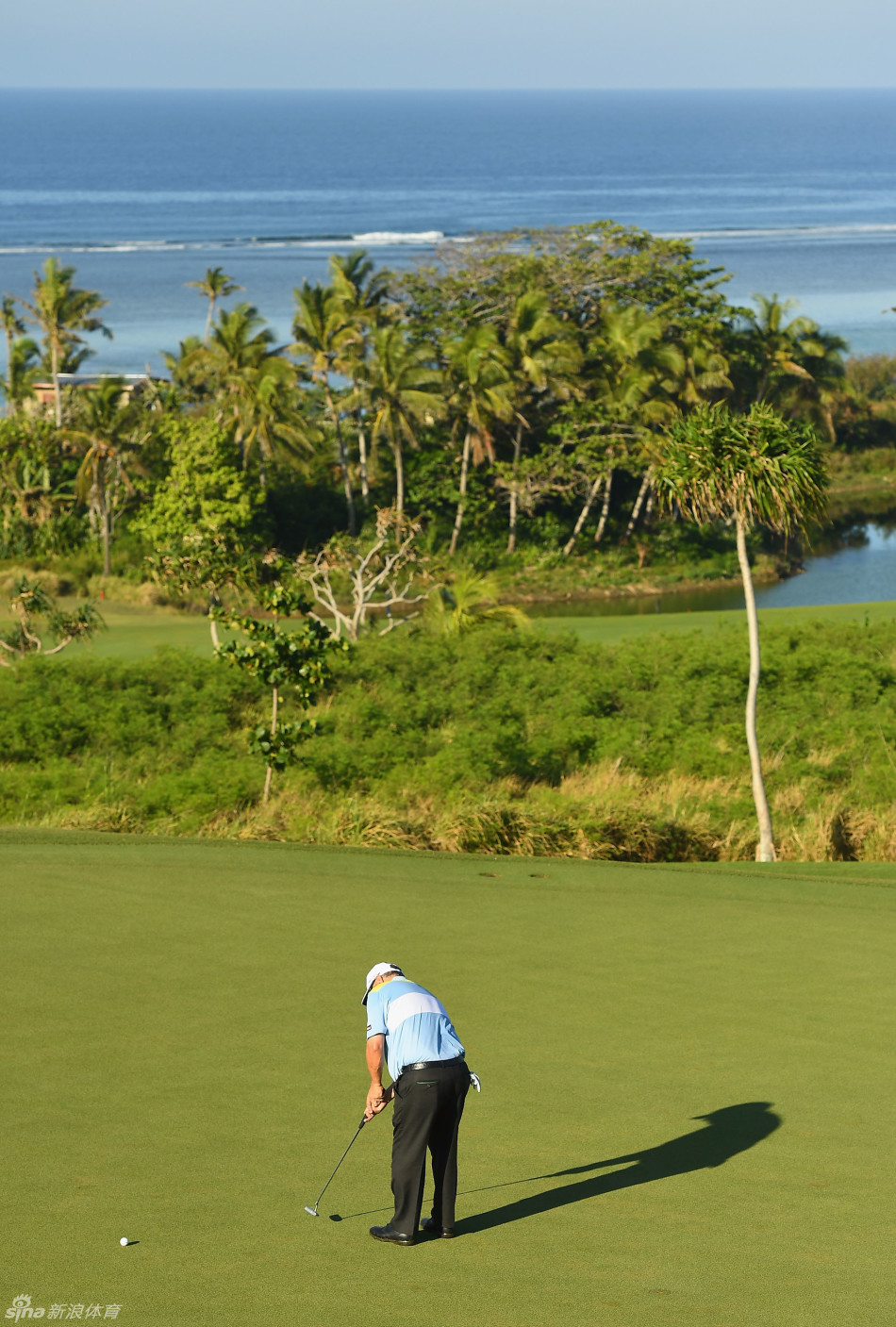 在壮丽的晚霞映照下,结束了比赛的球手们背着球包走在回场的路上,画面宁静而富有诗意。