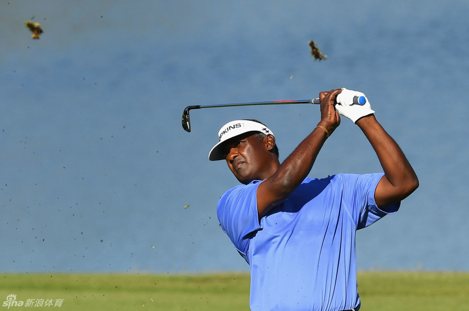 斐济国际赛冠军奖杯被置于碧海蓝天与白沙的背景前,象征着荣誉与海岛风情的完美结合。