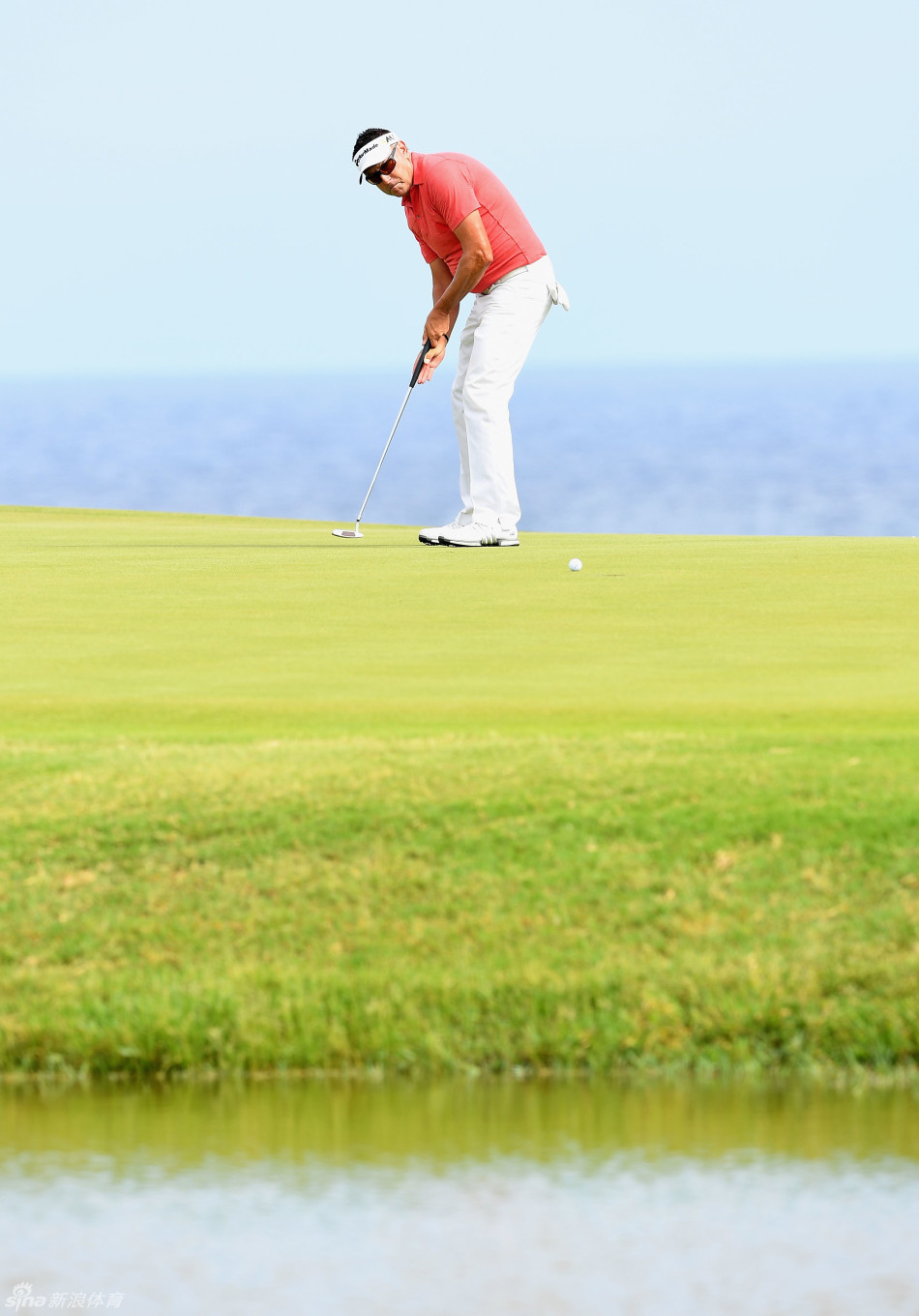 比赛结束后,球员与球童相互致意,在温暖的落日余晖中分享比赛历程,情谊深长。