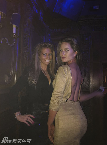 女子高尔夫球手身着修身长裙,在果岭上专注观察推杆路线,裙摆随风微扬展现优雅曲线