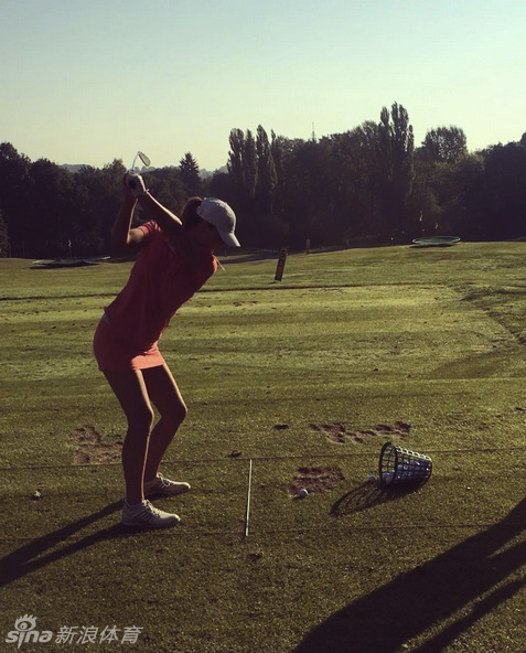 健身女孩在健身房进行硬拉训练,紧身运动服勾勒出背部与手臂的肌肉线条,展现健康的力量美