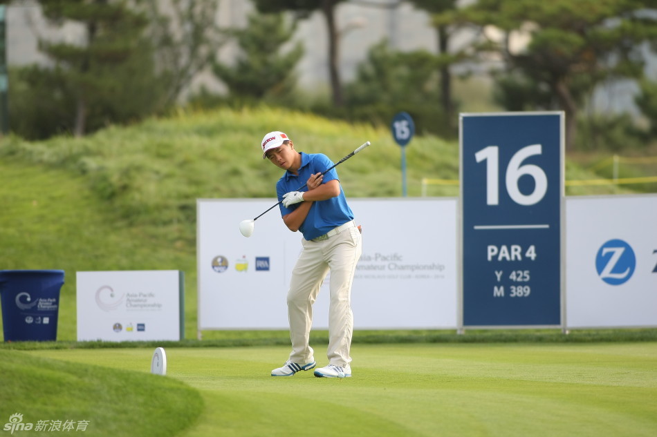 张华创在发球台做最后准备，全场寂静等待小白球划破长空