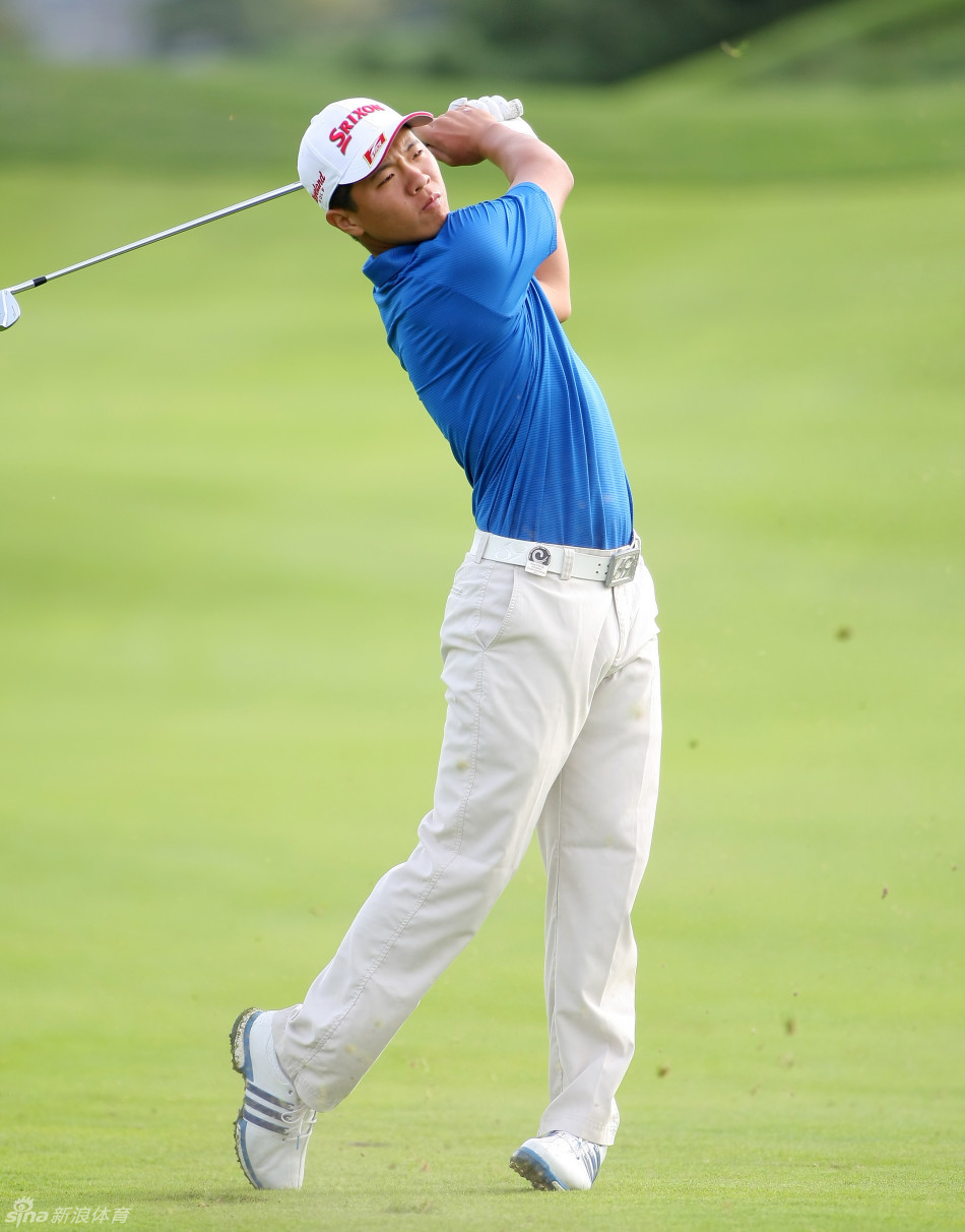 张华创在击球后驻足观察，目光追随着小白球飞向球道远方