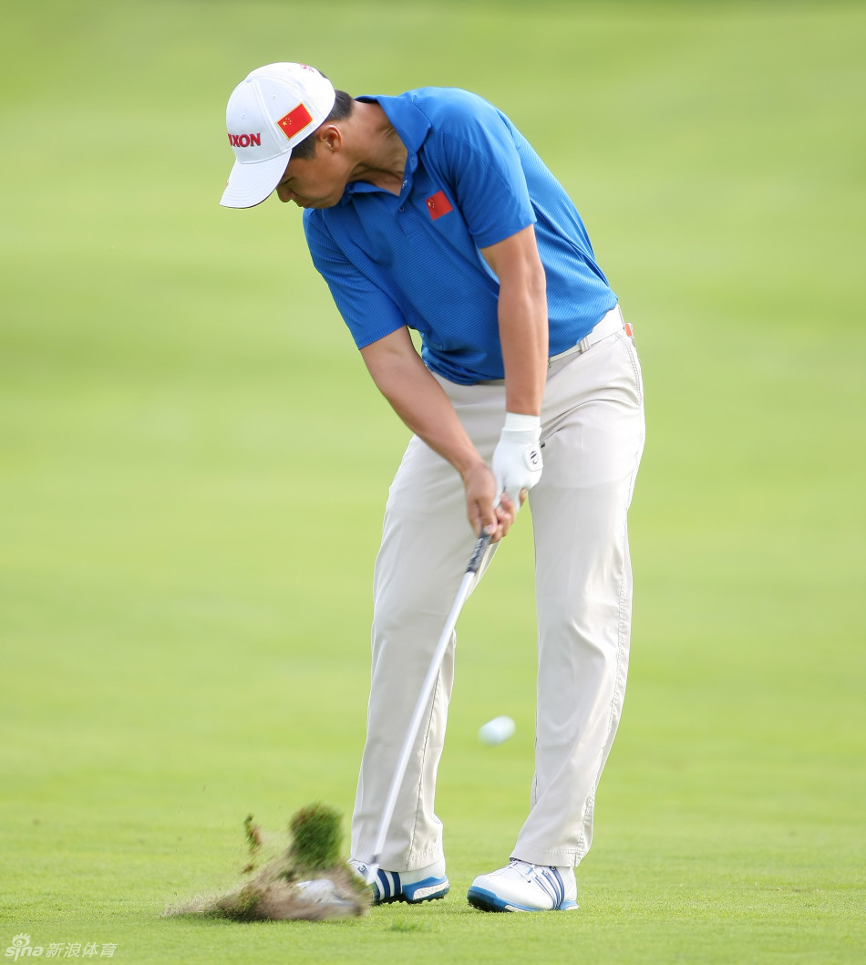 金诚在果岭上仔细研判推杆线路，胜负毫厘之间在此一举