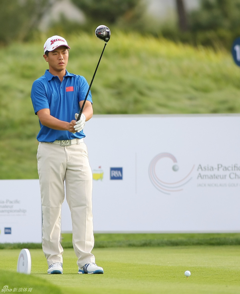 金诚在球道上俯身摆放小球，专注对待每一次击球机会