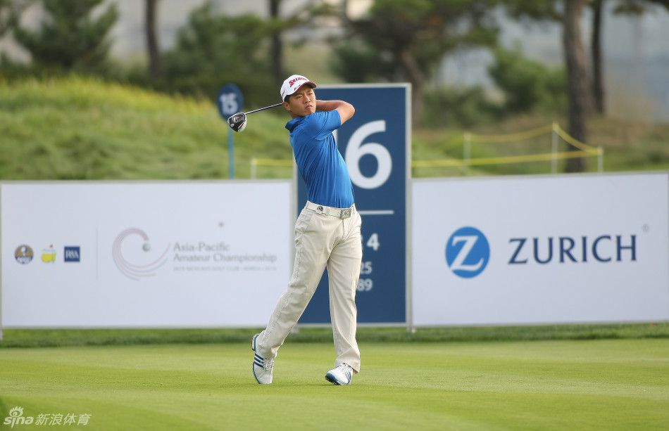 张华创在练习轮中沉稳推杆，目光专注地衡量果岭起伏