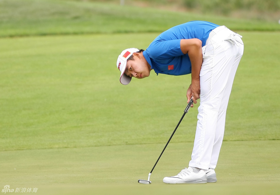 金诚挥杆攻向果岭，身体的扭转与发力展现出精湛的铁杆技术