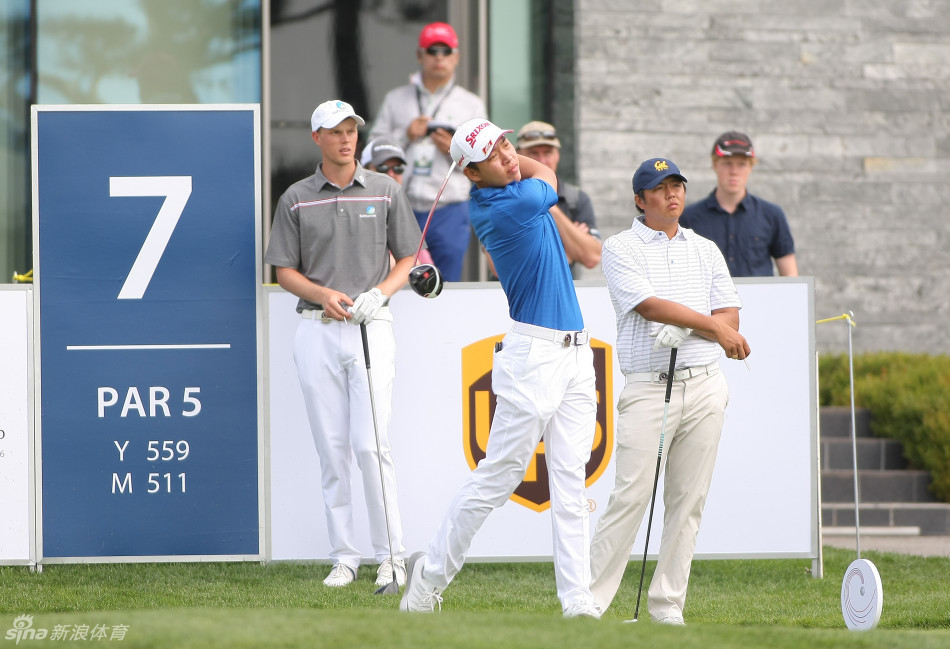 金诚在开球台上凝神预备，身后是开阔而充满挑战的冠军球场