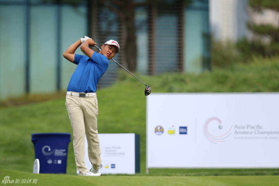 林钰鑫完成收杆动作，少年身影在果岭旁显得坚定而充满潜力