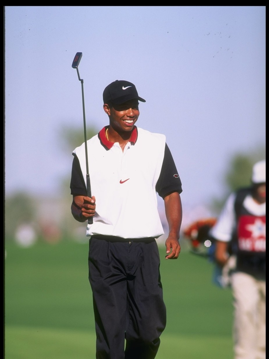 泰格·伍兹在比赛中全力挥杆，身体扭矩达到极致，展现出改写高尔夫运动的力量美学，白色高尔夫球在空中划出凌厉的轨迹。