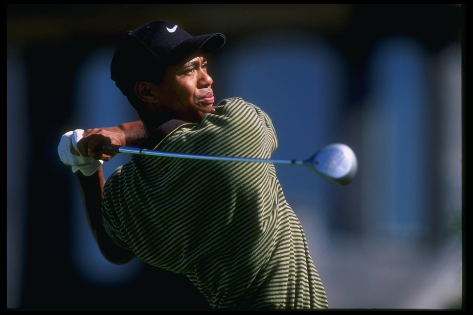 颁奖仪式上，泰格·伍兹手持冠军奖杯开怀大笑，身旁簇拥着赛事官员，这一刻的荣耀照亮了他未来的巨星之路。