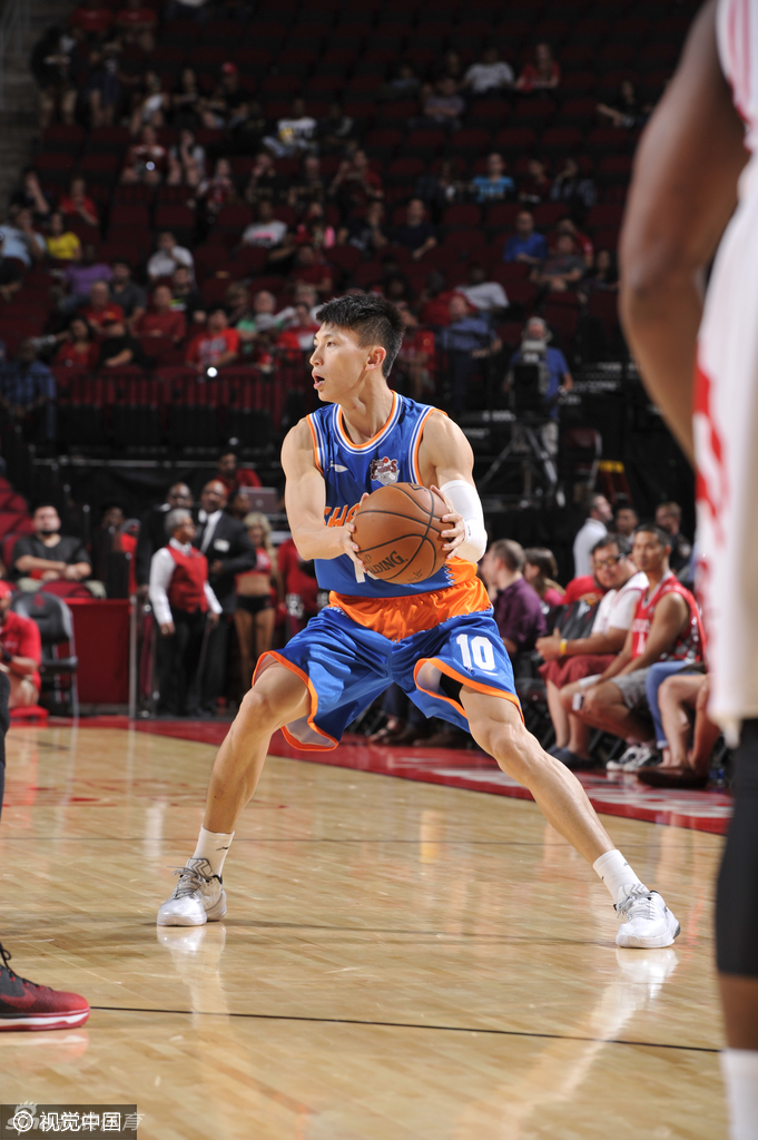 昔日火箭巨星、如今上海大鲨鱼老板姚明，在休斯敦丰田中心向全场球迷挥手致意，接受这座他曾奋斗过的城市给予英雄般的欢呼。