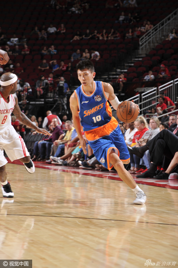 火箭队当家球星哈登在面对上海队的防守时，如指挥家般运球推进，眼神中充满对新赛季的期待与自信。