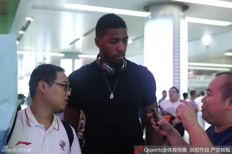 镜头聚焦汤普森腼腆的笑容，他披着明亮的橙色训练服，眼神中既有对新东家的好奇，也透着一股要在CBA证明自己的狠劲儿。