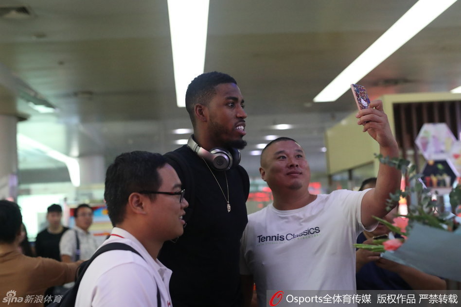 训练间隙，汤普森俯身聆听主教练布置战术，汗水顺着脸颊滑落，专注的神情展现出一名职业球员对战术纪律的绝对服从。