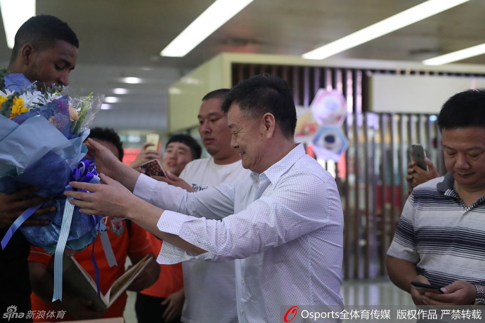 训练场上汤普森单手劈扣，篮球应声入网，张开的五指和紧绷的肌肉线条定格了暴力美学的瞬间，场边的队友无不侧目。