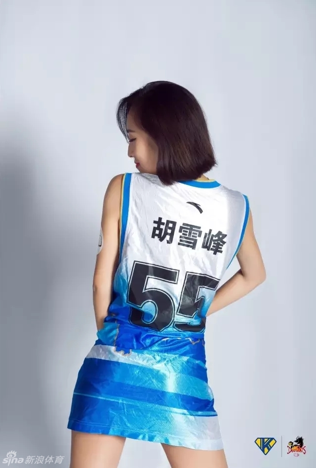 身披略显短小的战袍，宝贝眼神俏皮，仿佛在问是否还记得这件经典战袍的光辉岁月