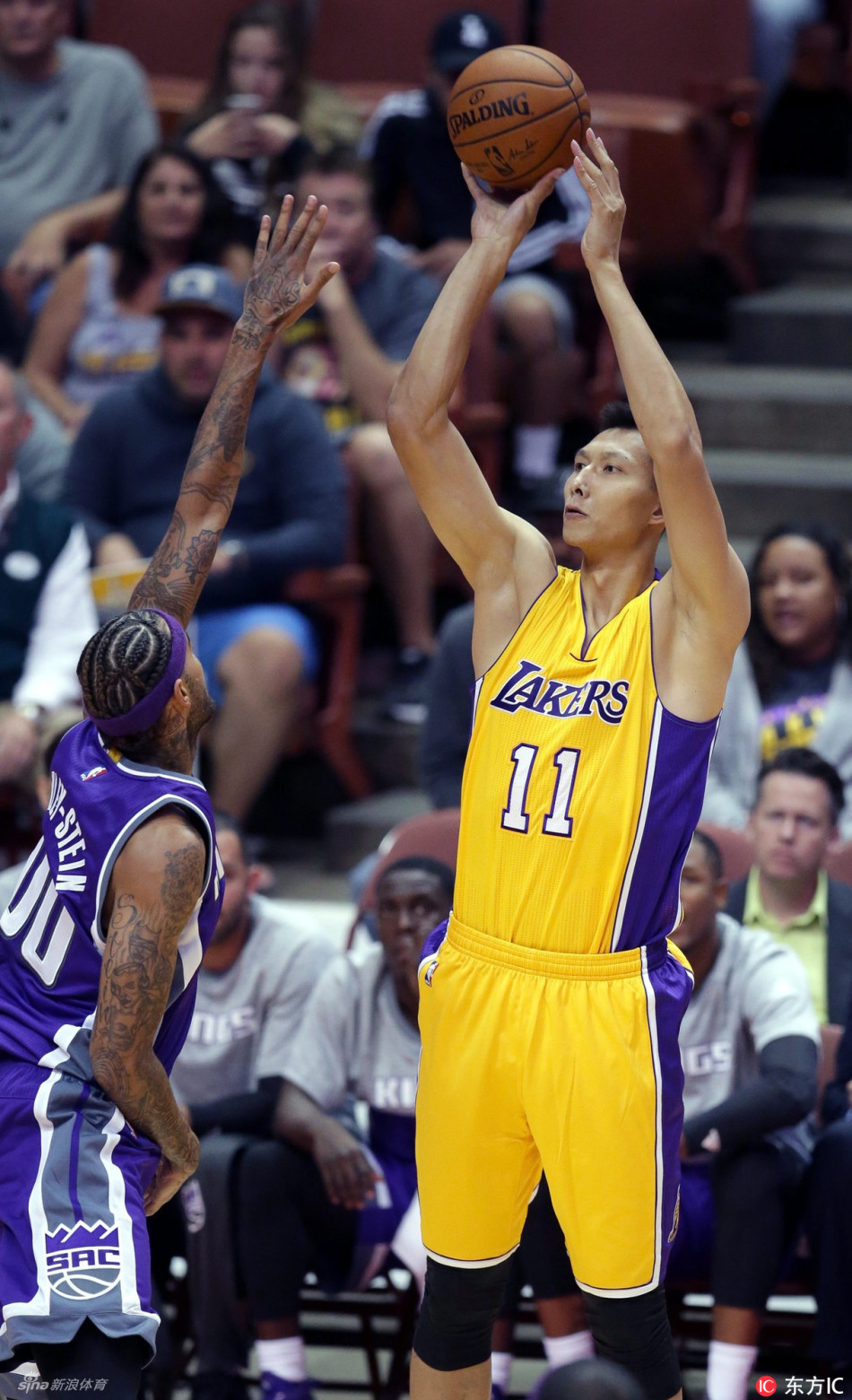 完成一次成功的防守后，湖人队迅速发动快攻，阿联全力冲刺奔向对方篮下，尽管球没有传到他手中，但这股积极投入比赛的势头感染了现场的每一个人。